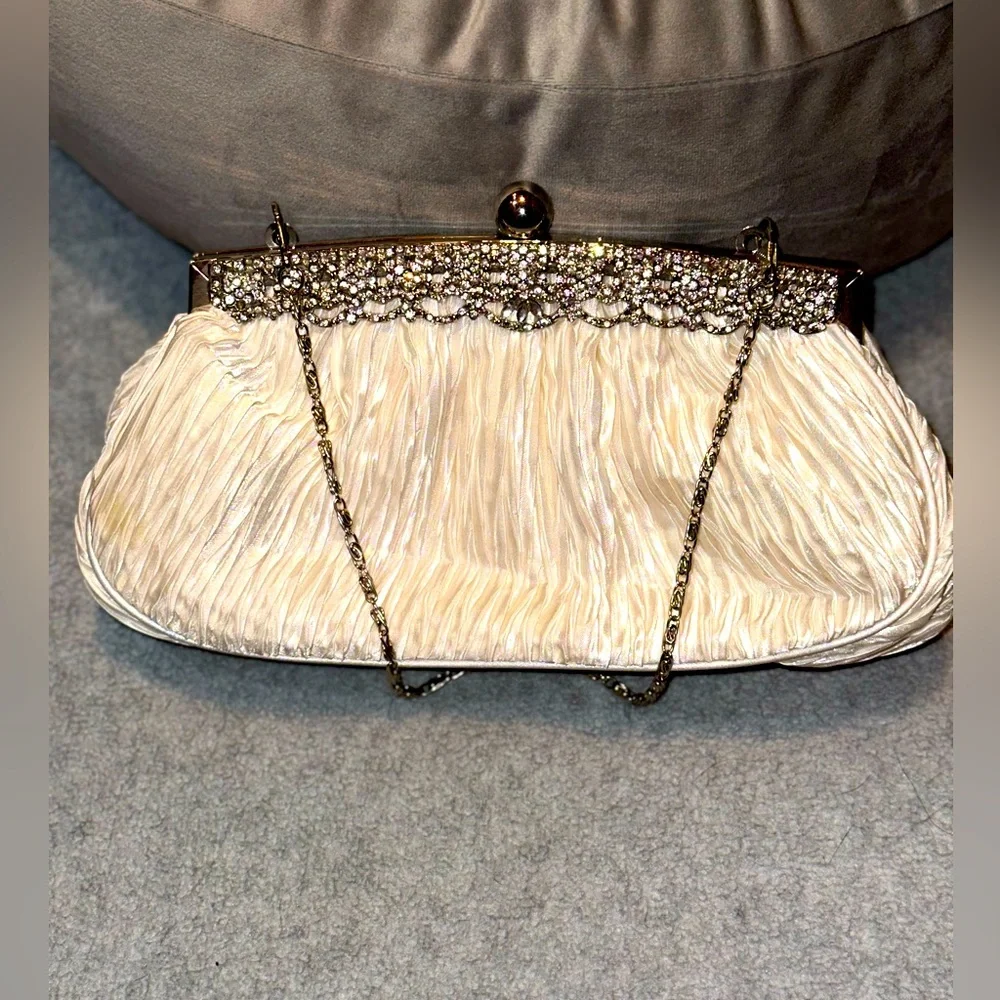 Vintage Elegant Cream Clutch with Rhinestone Detail